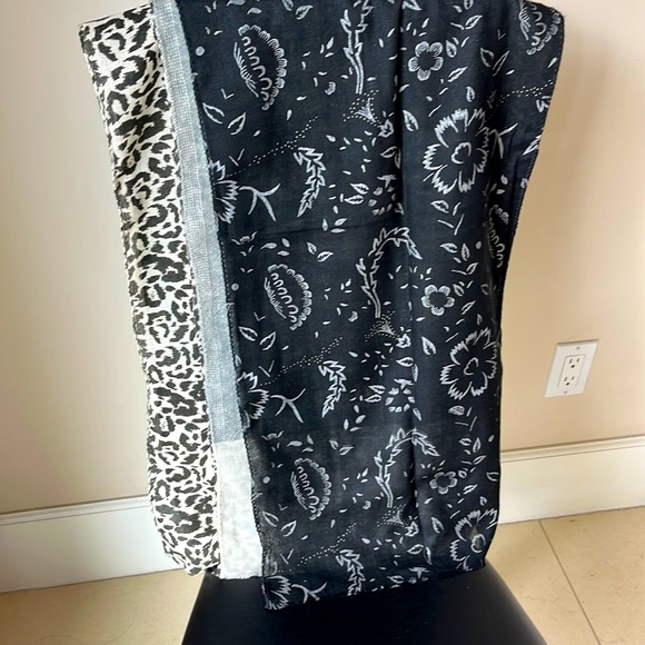 Scarf/ Shawl/ Stole. Large size. Reversible. - Picture 1 of 2